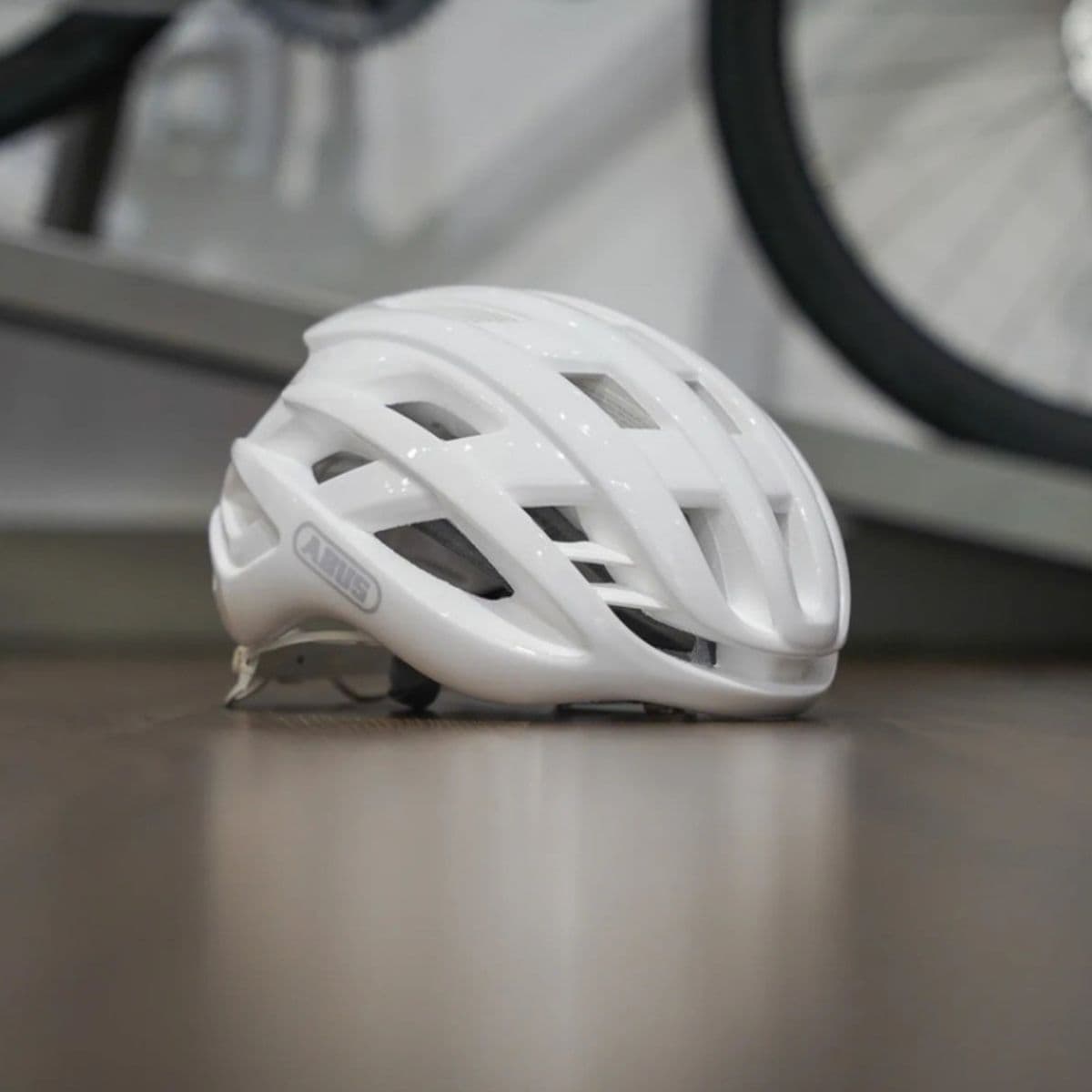 CAPACETE ABUS AIRBREAKER BRANCO PURO TAM. M- 52-58